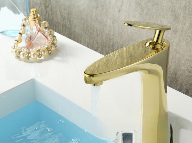 Rubinetto da bagno KP2353 dorato lucido installato sul lavabo