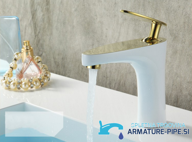 Miscelatore per lavabo KP2353 installato su un lavabo bianco