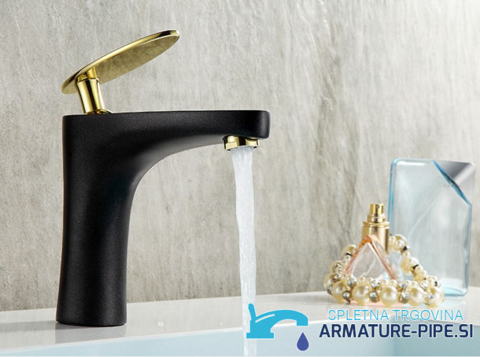 Miscelatore KP2353 nero opaco e oro lucido installato sul lavabo