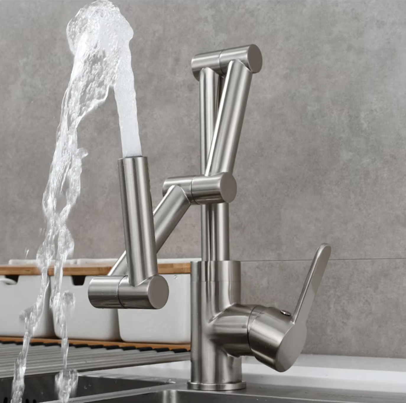 Rubinetto da bagno ELITE EDITION KS1409 in uso su lavabo con bocca articolata