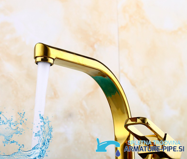 Miscelatore da cucina estraibile KZI1623 oro in funzione con acqua corrente
