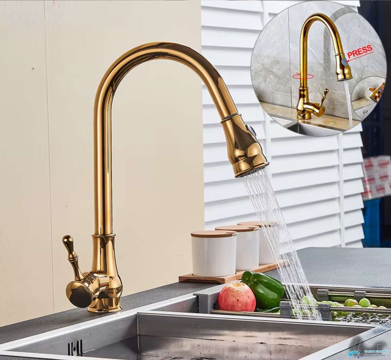 Rubinetto da cucina estraibile KZI5176 in uso su un lavello a due vasche