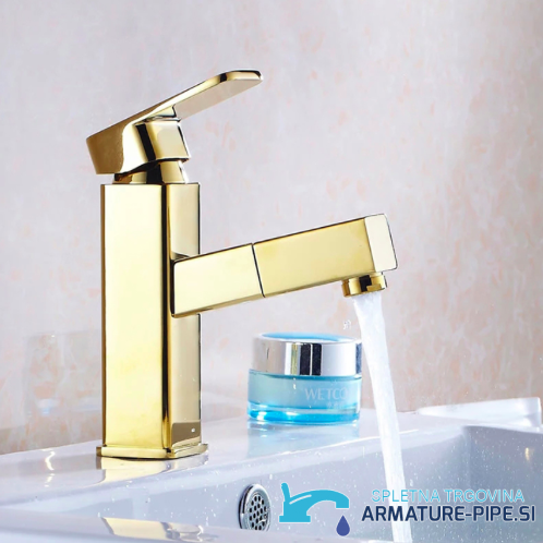 Rubinetto da bagno estraibile woo-3059 in uso sul lavabo con acqua corrente