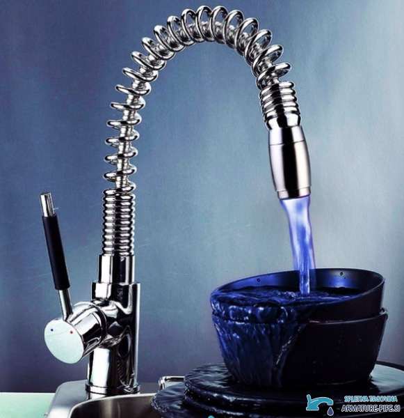 Luce LED LED694 in uso sul rubinetto da cucina con getto d’acqua illuminato in blu