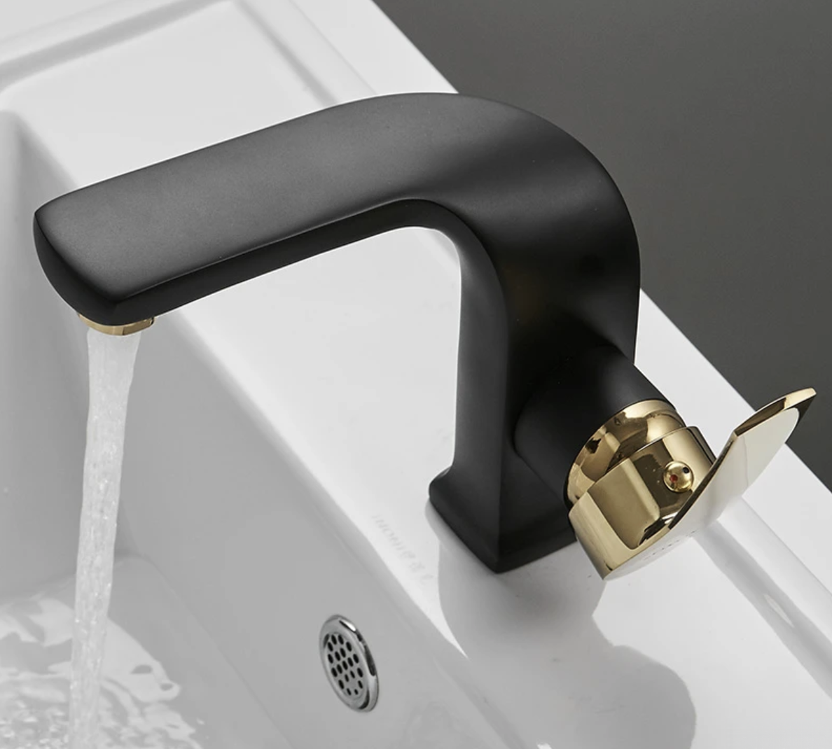 Miscelatore lavabo NB4009 in uso su lavabo bianco, nero opaco e oro