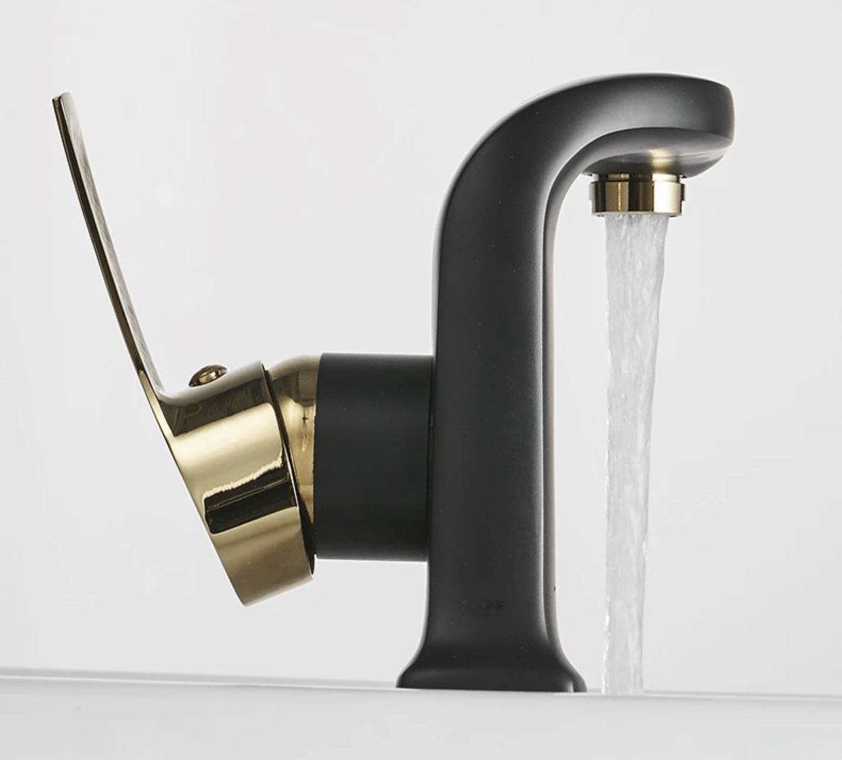 Miscelatore lavabo NB4009 — vista laterale con getto d'acqua