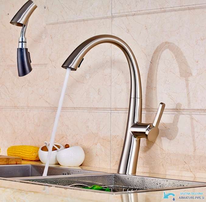 Miscelatore per lavello NBR1900 installato con doccetta estraibile
