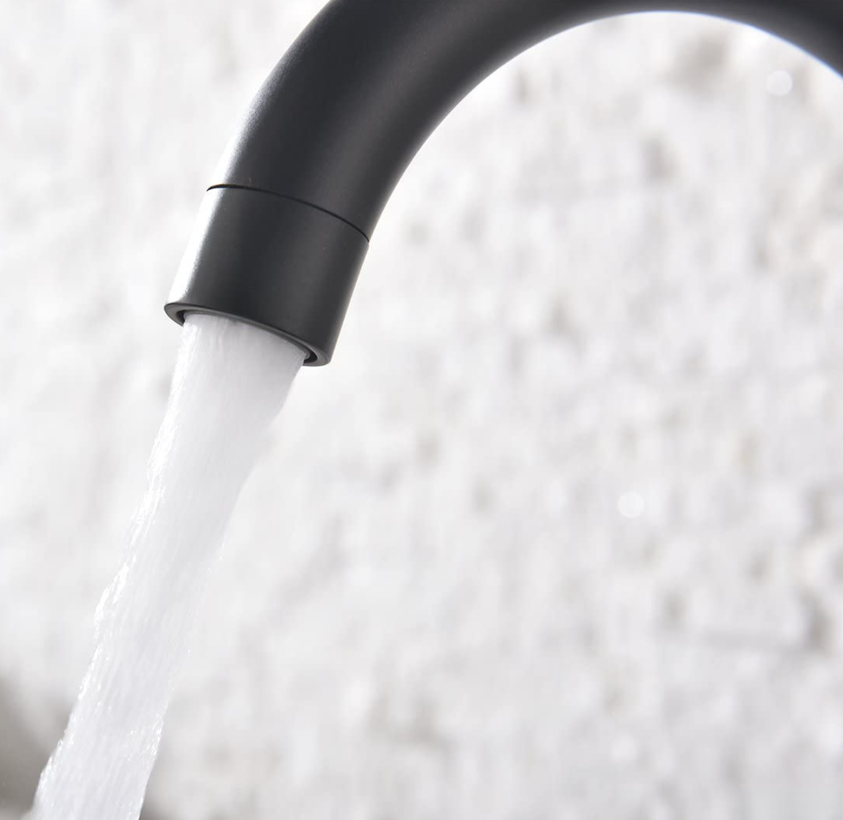Dettaglio della bocca curva del rubinetto da cucina EYN NT1255 con getto d'acqua