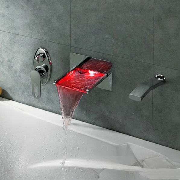 Miscelatore vasca da incasso PSK7917 in uso con LED rosso e bocca a cascata