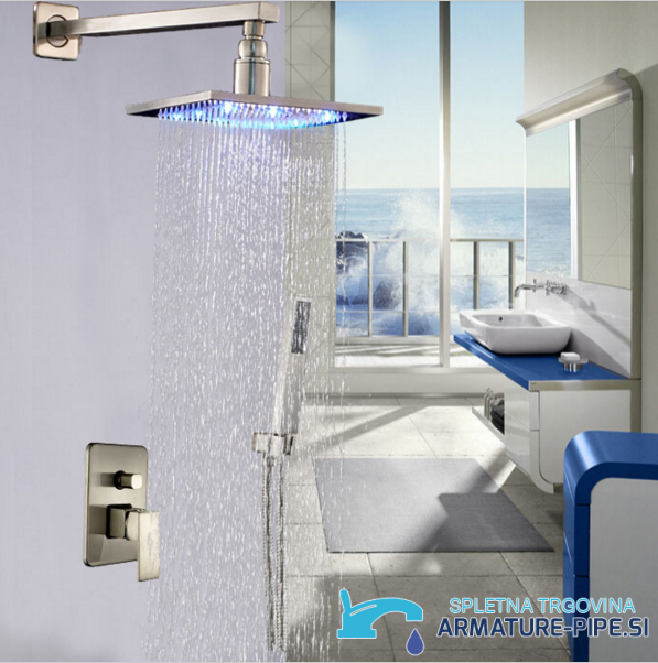 Sistema doccia LED da incasso PT19136 in un bagno moderno con soffione a pioggia quadrato