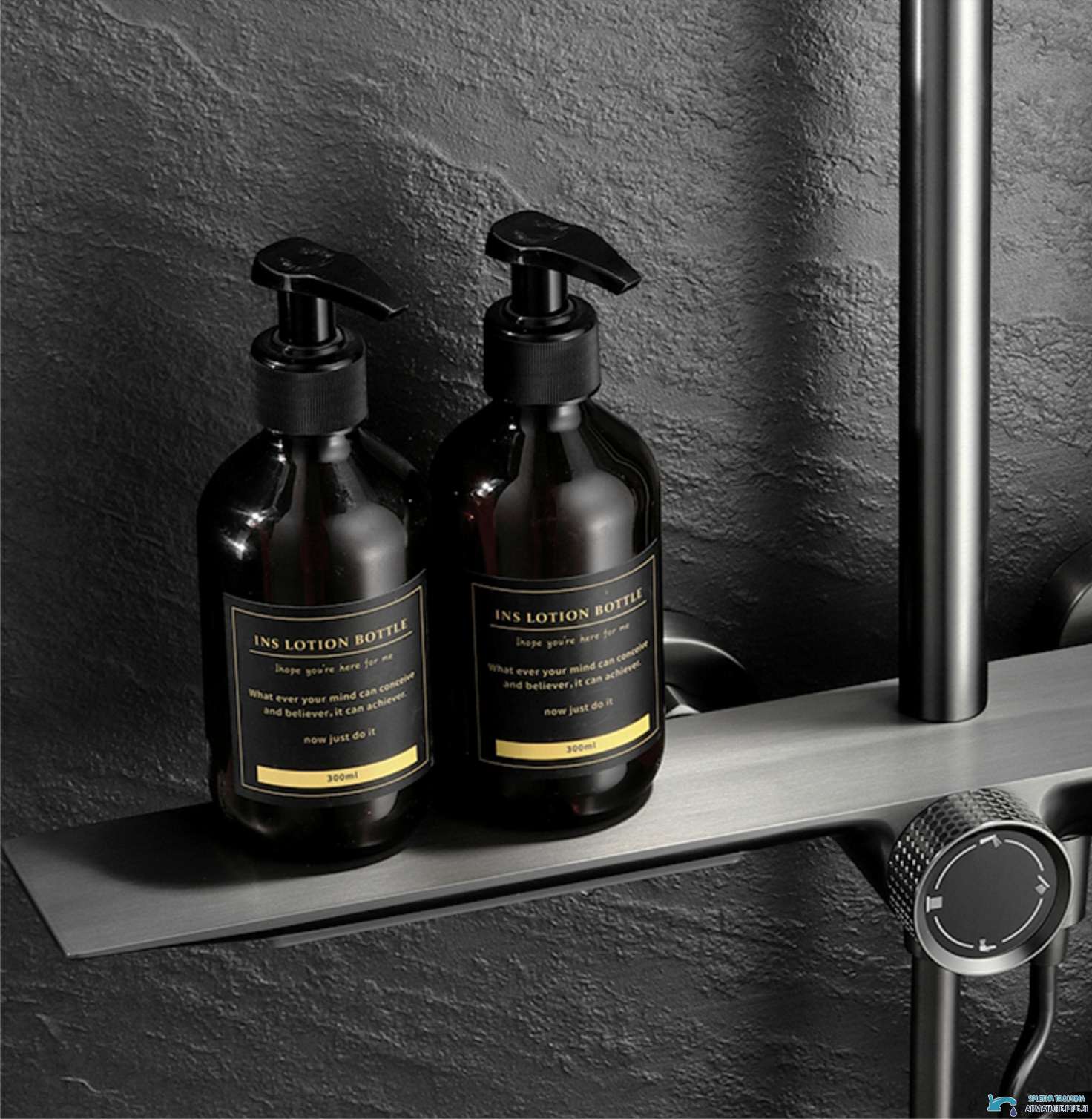 Sistema doccia esterno SH1857 in bagno con ripiano integrato