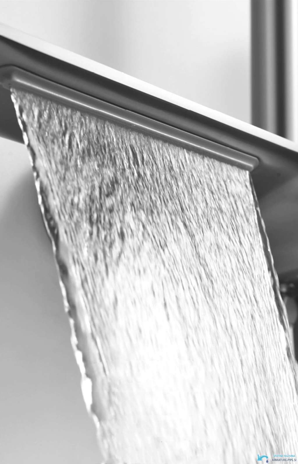 Dettaglio dell'ampio getto a cascata del sistema doccia esterno SH1857