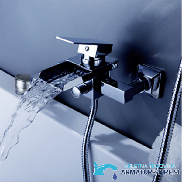 Miscelatore vasca a parete SK3542 con bocca a cascata in funzione