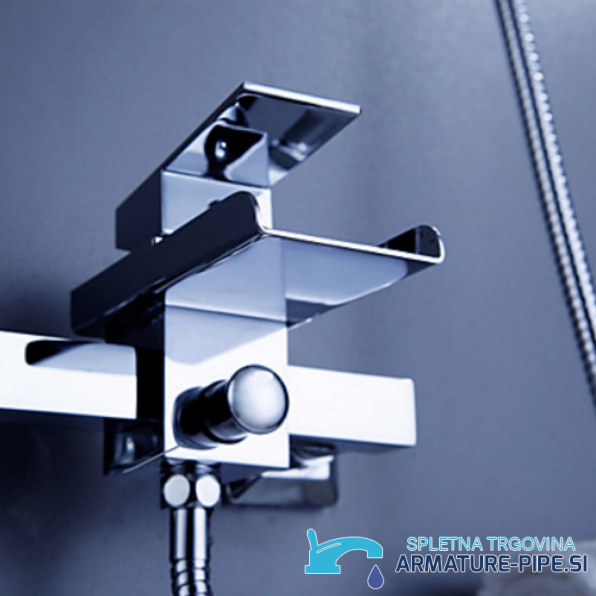 Miscelatore vasca SK3542 in uso su una parete del bagno grigio scuro