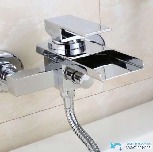 Miscelatore vasca SK3542 con bocca a cascata in uso sopra una vasca bianca