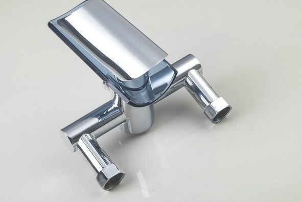 Miscelatore a parete per vasca SK5549 con ampia bocca a cascata, vista frontale