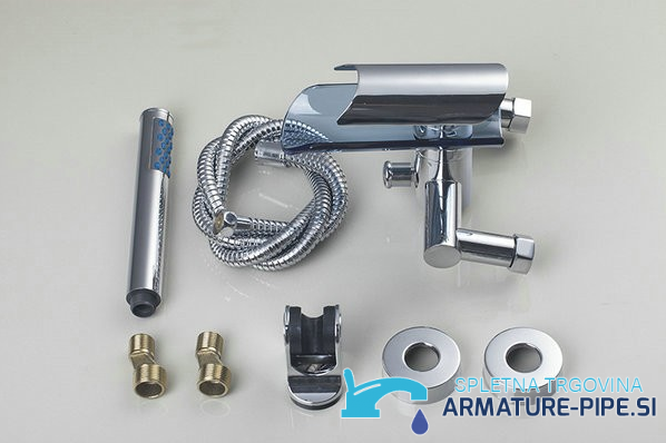 Miscelatore a parete per vasca SK5549 con bocca a cascata, doccetta e flessibile
