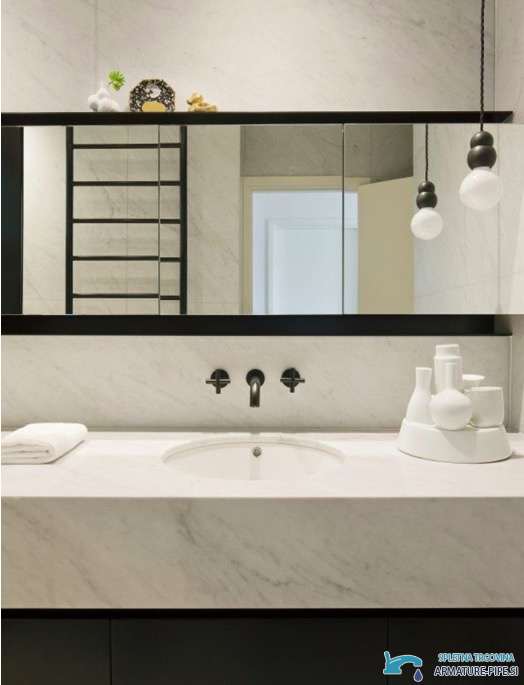 Rubinetto lavabo LED EYN SU0167 in uso su un lavabo in marmo