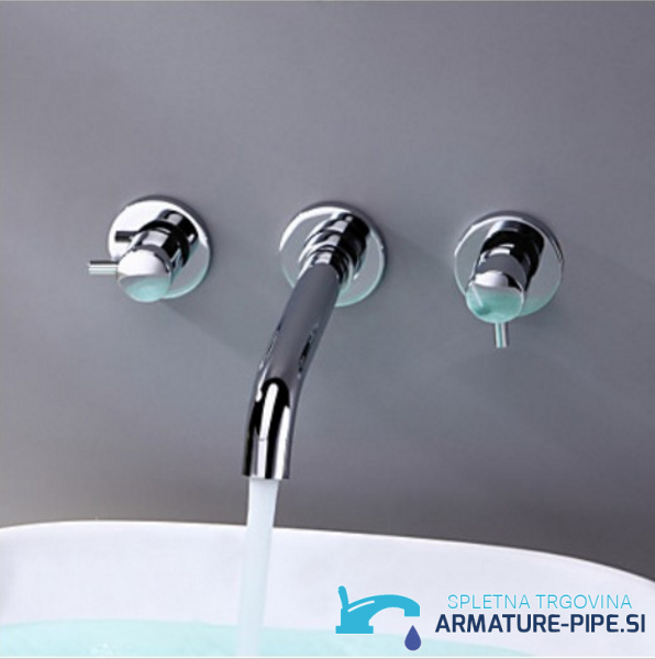 Rubinetto a parete per lavabo in ottone SU2321, vista frontale con flusso d'acqua
