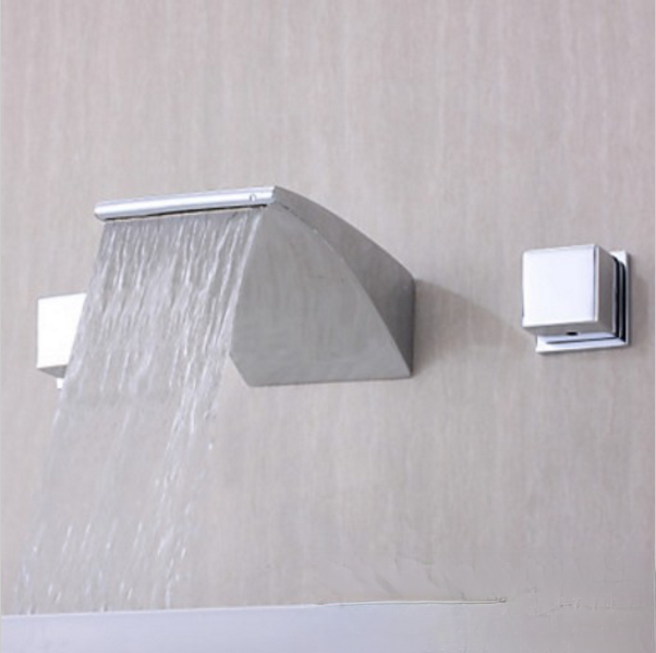 Rubinetto a parete per lavabo SU9338 in funzione con ampio getto a cascata