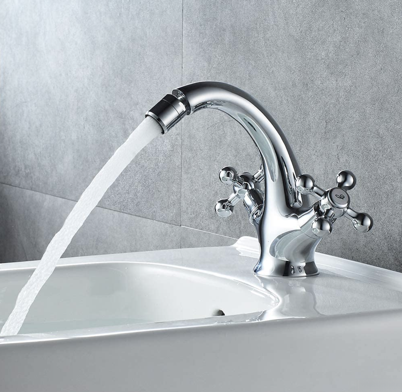 Rubinetto bidet rustico UC1143 cromato in uso su lavabo bianco in ceramica