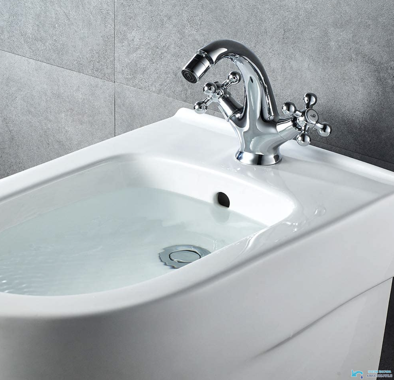 Rubinetto bidet rustico UC1143 cromato su un lavabo bianco