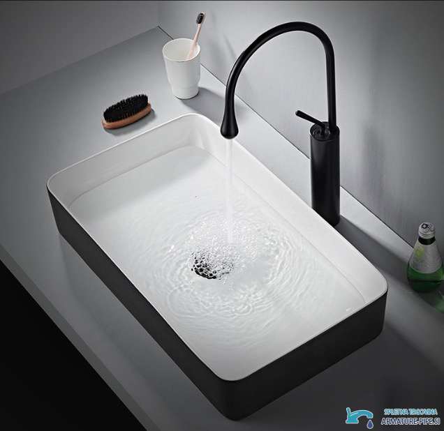 Rubinetto bagno VB1116P nero opaco su lavabo bianco
