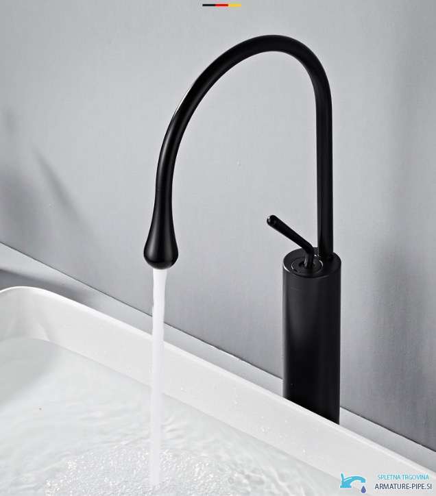 Dettaglio della bocca alta ad arco del rubinetto bagno VB1116P