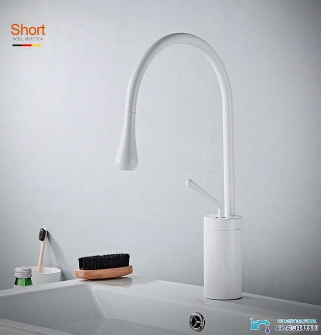 Rubinetto da lavabo EYN VB1116U in uso su lavabo bianco