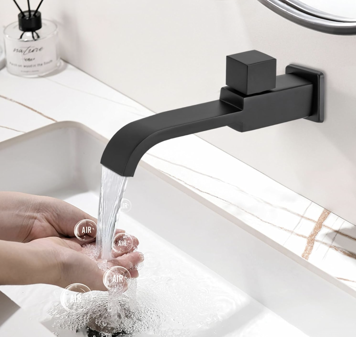 Rubinetto a parete per acqua fredda WC1142 in nero opaco