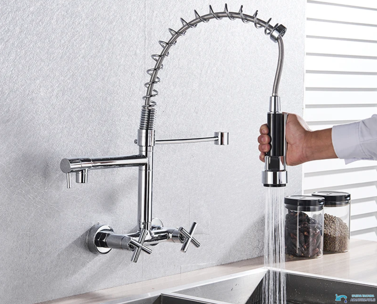 Rubinetto a parete a doppia uscita WK1002 installato su un lavello da cucina