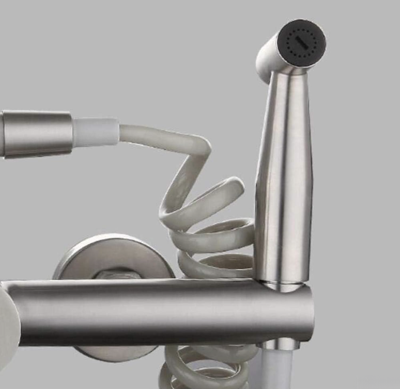 Dettaglio della doccetta e del supporto per tubo a spirale del miscelatore EYN WK1211