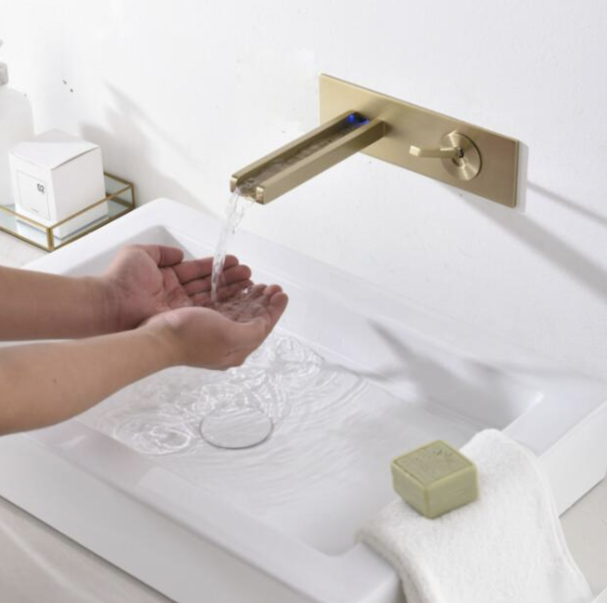 Rubinetto LED a cascata WLED1454 in uso su un lavabo bianco