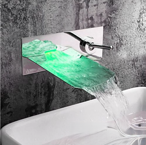 Rubinetto LED a parete EYN SK 0559 woo-1532 in uso su lavabo bianco