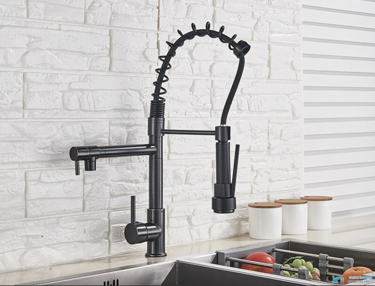 Miscelatore nero 0141b installato su un lavello doppio in una cucina chiara