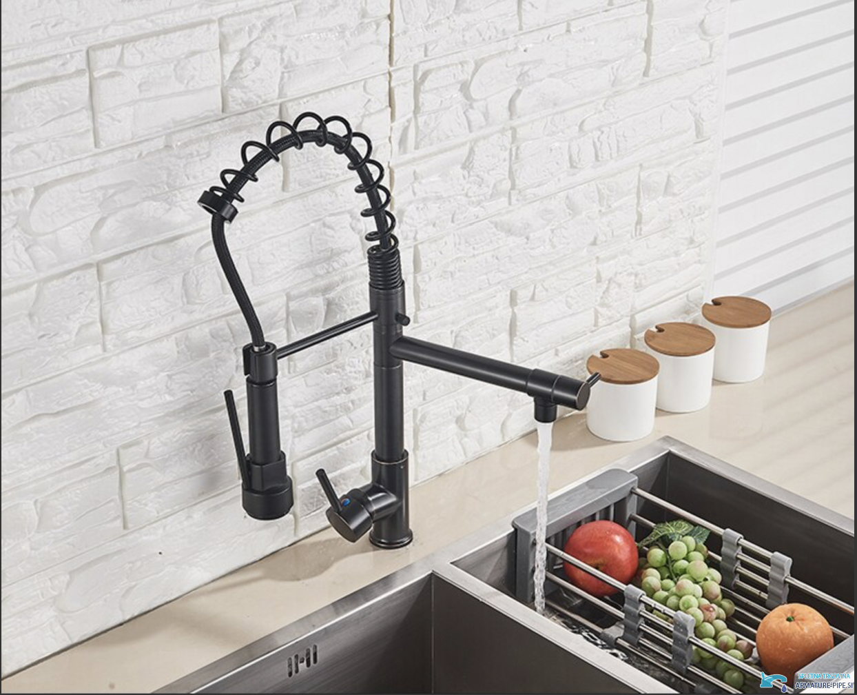 Miscelatore nero 0141b in funzione con getto d’acqua sul lavello doppio