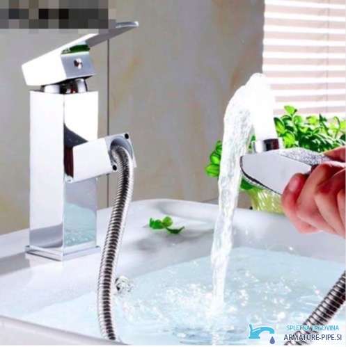 Rubinetto da bagno estraibile woo-3059 in uso sul lavabo con acqua corrente