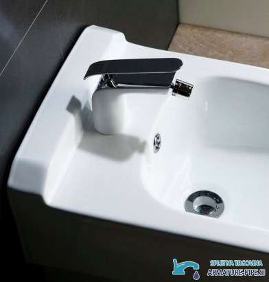 Rubinetto bagno bianco woo-6963 montato su un bidet con leva in cromo nero