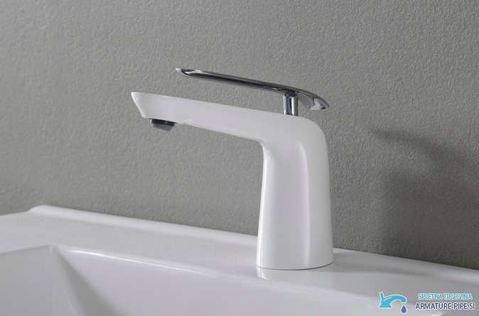 Rubinetto per lavabo e bidet woo-6963 montato su un lavabo bianco