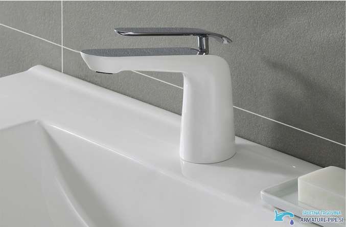 Rubinetto per lavabo e bidet woo-6963 davanti a piastrelle grigie