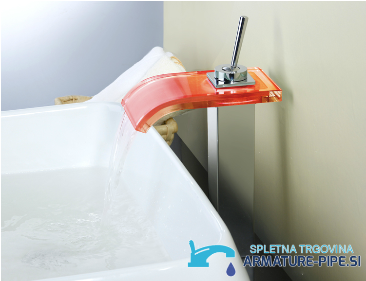 Rubinetto bagno EYN x013 woo-986 in uso con bocca illuminata in rosso