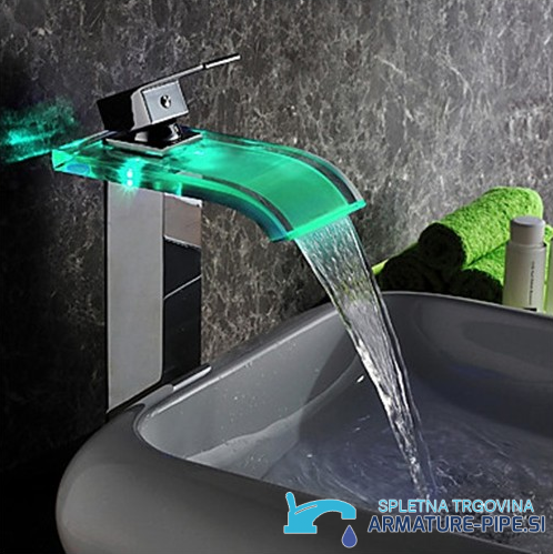 Rubinetto EYN x013 woo-986 su lavabo da appoggio con illuminazione verde