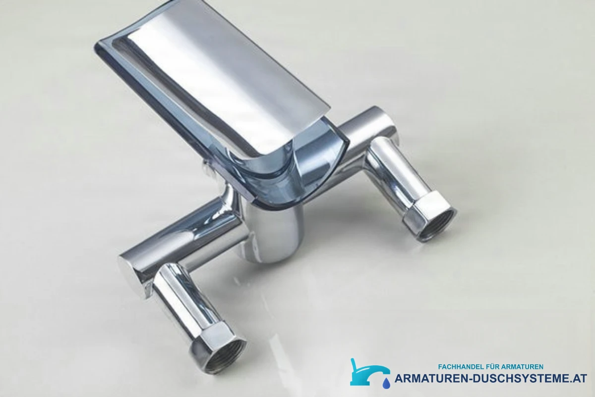 Wandarmatur für Badewanne mit Wasserfallauslauf SK5549 – Frontansicht mit breitem Auslauf