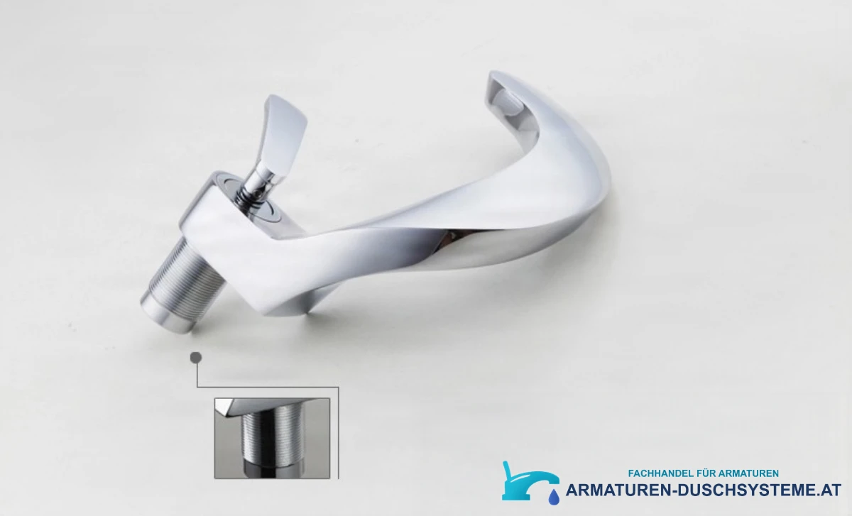 Küchen- und Badarmatur KA17318 mit geschwungenem Design in glänzendem Chrom