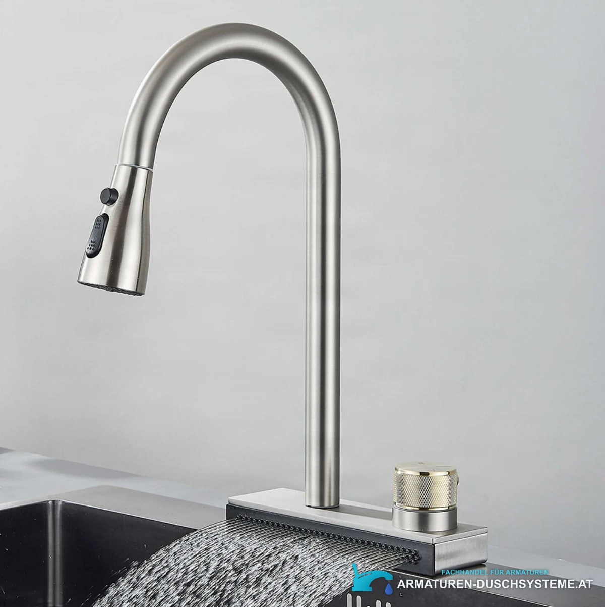 Küchenarmatur mit breitem Wasserfall KW1599 im Einsatz an einer Edelstahlspüle