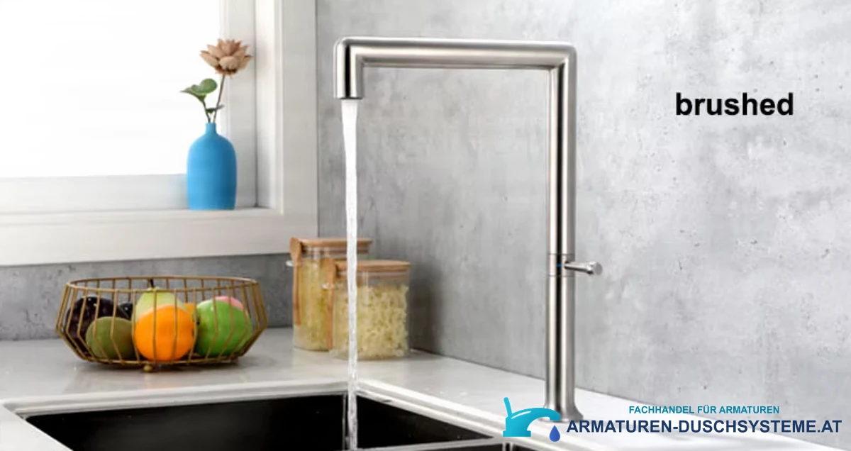 Küchenarmatur ELITE EDITION KF1044 im Einsatz am Spülbecken in satiniertem Silber