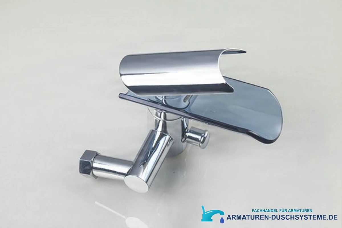 Wandarmatur für die Badewanne SK5549 mit Wasserfallauslauf aus seitlicher Perspektive