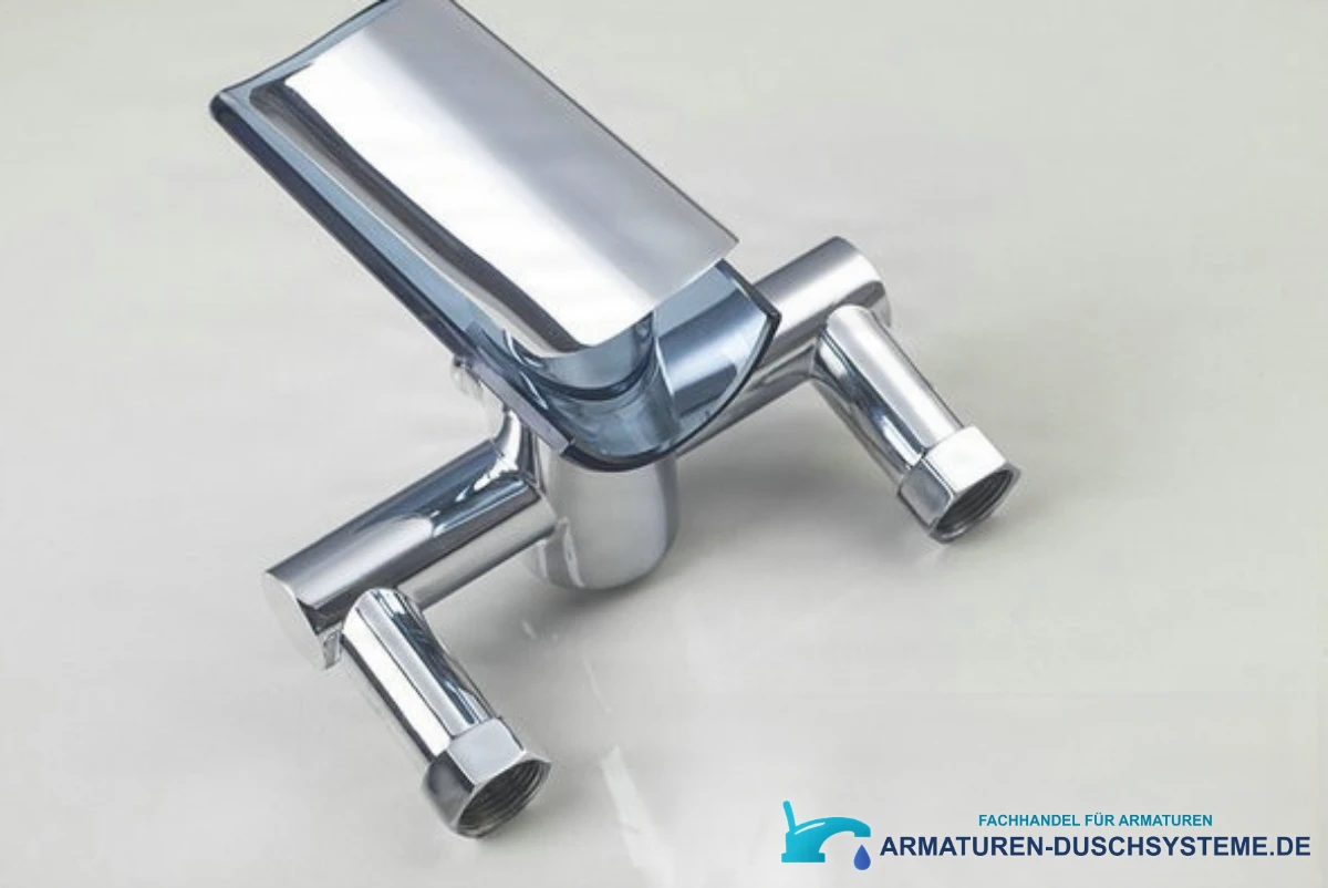 Wandarmatur für Badewanne mit Wasserfallauslauf SK5549 – Frontansicht mit breitem Auslauf