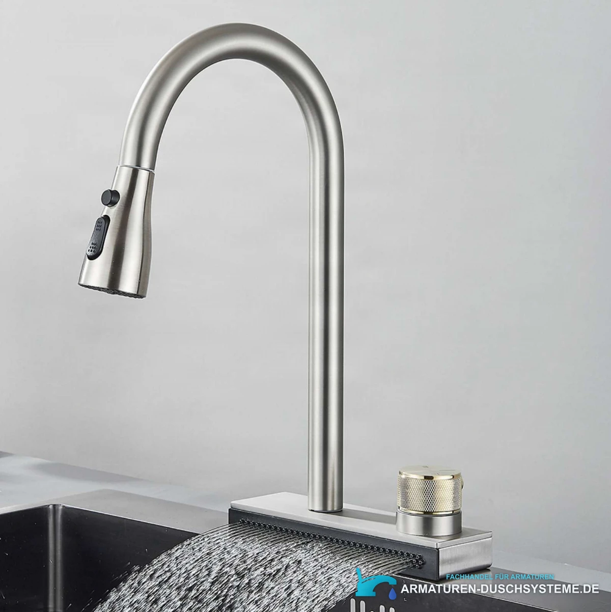 Küchenarmatur mit breitem Wasserfall KW1599 im Einsatz an einer Edelstahlspüle