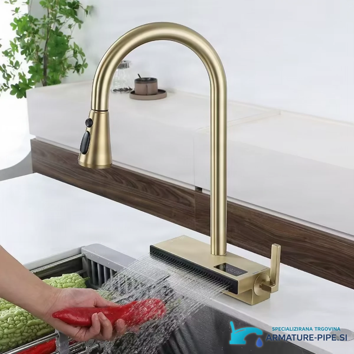Kuhinjska armatura ELITE EDITION KFS1442 v uporabi: zlata izvedba pri pranju zelenjave